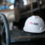 photo d'un casque CCI posé sur une poutre - CCI