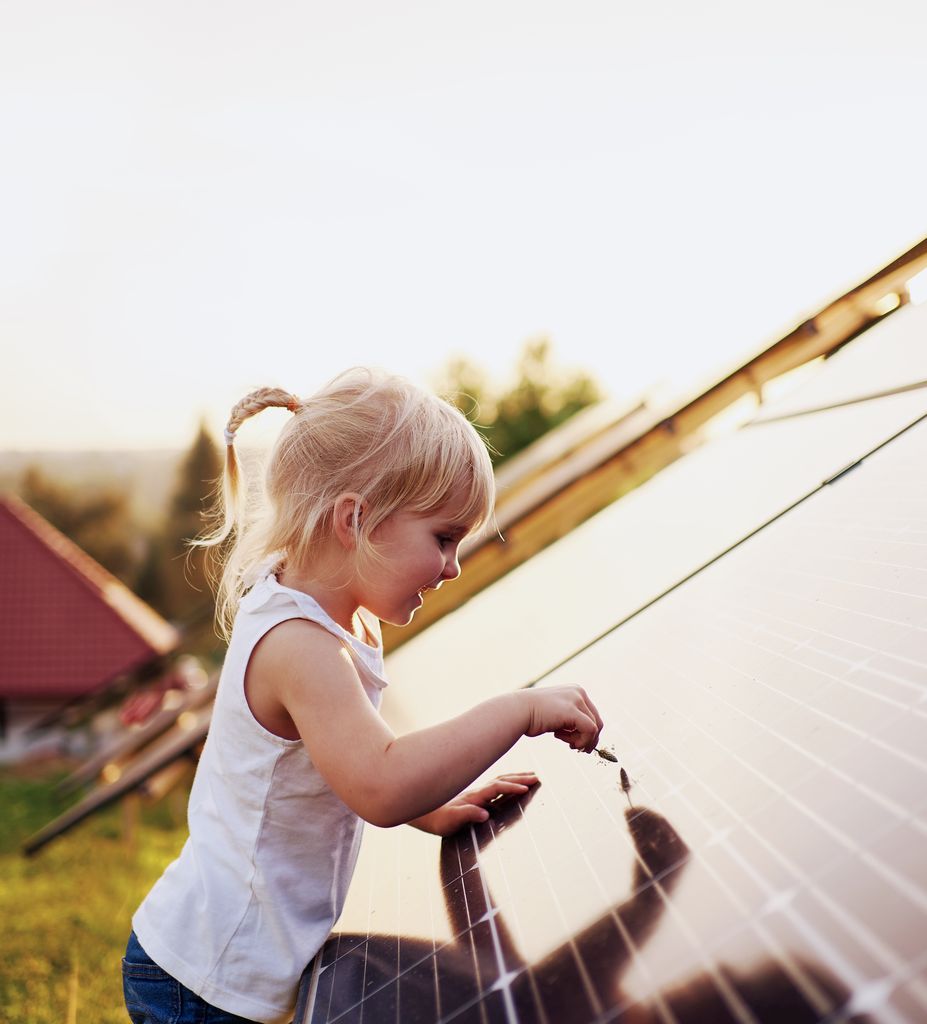 photo d'enfant devant un panneau solaire