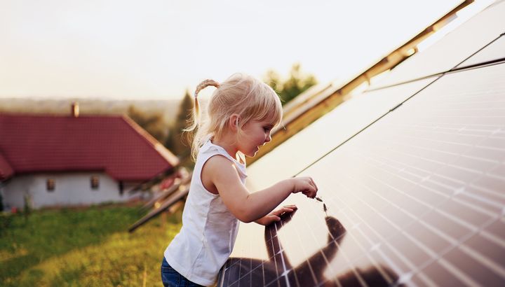 photo d'enfant devant un panneau solaire