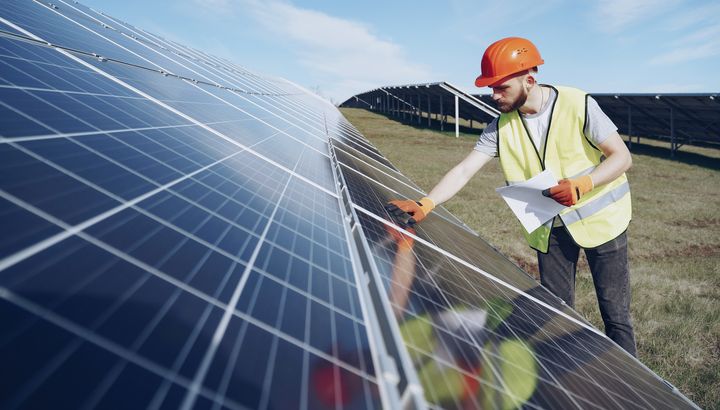 ingénieur devant un panneau solaire