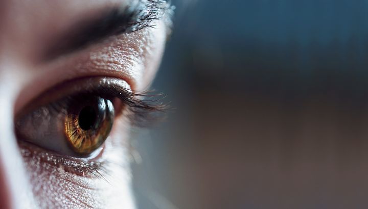 photo de visage centrée sur un oeil